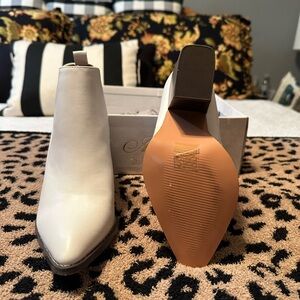 Mata shoes white ankle booties - new never worn only tried on  size 6